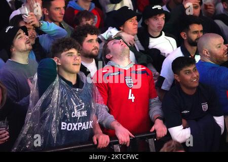 I fan inglesi si sono persi un'occasione al BoxPark Croydon, durante una proiezione della partita di Coppa del mondo FIFA Group B tra Galles e Inghilterra. Data immagine: Martedì 29 novembre 2022. Foto Stock