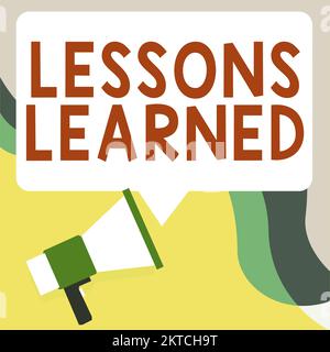 Didascalia di testo che presenta le lezioni apprese, il significato di concetto promuove la condivisione e l'uso delle conoscenze derivate dall'esperienza Foto Stock