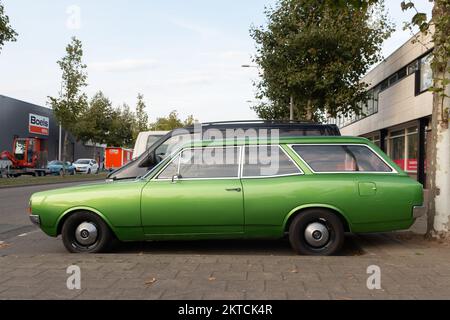 L'Aia, Paesi Bassi - Settembre 3 2022: Opel record 1700 station station station wagon auto classica parcheggiata 0n city Street Foto Stock