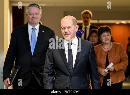 Berlino, Germania. 29th Nov 2022. Mathias Cormann (l-r), segretario generale dell'Organizzazione per la cooperazione e lo sviluppo economico (OCSE), cancelliere tedesco OLAF Scholz (DOCUP) e Kristalina Georgieva, direttore generale del Fondo monetario internazionale (FMI), giungono ad un incontro con i capi delle cinque principali organizzazioni economiche e finanziarie internazionali e il cancelliere tedesco. Credit: Britten/dpa/Alamy Live News Foto Stock