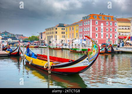 Barche tradizionali sul canale di Aveiro, Portogallo. Foto Stock