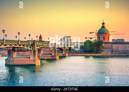 Città vecchia di Tolosa al tramonto, Francia Foto Stock