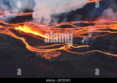 Mauna Loa, Stati Uniti d'America. 28 Novembre 2022. La lava scorre durante un'eruzione nella zona nord-orientale del Rift sulla cima della caldera di Mauna Loa al Parco Nazionale dei Vulcani delle Hawaii, il 28 novembre 2022 alle Hawaii. La nuova eruzione, che è la prima dal 1984 nel vulcano attivo più grande del mondo. Credit: Civil Air Patrol/USGS/Alamy Live News Foto Stock