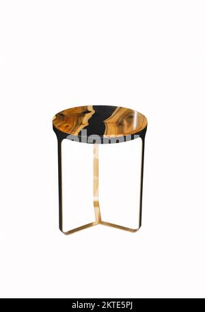 Piccolo tavolino da caffè epossidico su sfondo bianco. Elemento interno Foto Stock