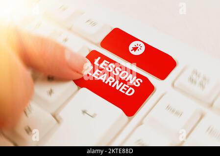 Firmare mostrando le lezioni apprese, l'approccio aziendale promuovere la condivisione e l'uso delle conoscenze derivate dall'esperienza Foto Stock