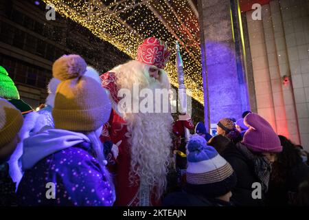 Berlino, Germania. 29th Nov 2022. Il 29 novembre 2022, nella Friedrichstrasse di Berlino, si è tenuta una festa di Natale di strada iniziata dalla Casa Russa a Berlino. Padre Frost (Ded Moroz), una figura leggendaria simile a San Nicola, Babbo Natale, e Babbo Natale, ha accolto i genitori e i loro figli. L'evento è stato in precedenza fortemente promosso dall'Ambasciata russa a Berlino. A causa dell'attuale situazione in Ucraina, si è manifestata una protesta contro il partito di Natale russo. I manifestanti hanno gridato che la Russia è uno Stato terrorista e hanno chiesto, in base ai loro segnali, che non ci fosse Natale per la t Foto Stock