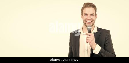 Uomo felice in formalwear di affari parlare in microfono dando il discorso isolato su bianco, conferencier. Uomo volto ritratto, banner con spazio copia. Foto Stock