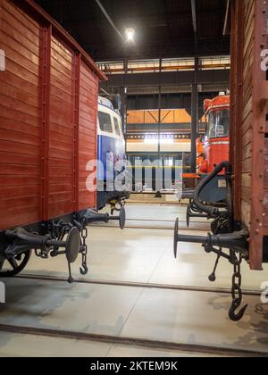 Vista generale dei carri e delle locomotive all'interno del Museo Nazionale delle Ferrovie del Portogallo, Entroncamento Foto Stock