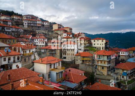 Metsovo è un villaggio in Epiro, sulle montagne del Pindus, nel nord della Grecia, tra Ioannina a nord e Meteora a sud. Foto Stock