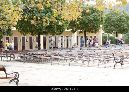 Medjugorje, Bosnia-Erzegovina 2013 09 30 - fila di confessionali vicino a Međugorje, in Erzegovina. Il luogo è famoso per il gran numero di conve Foto Stock