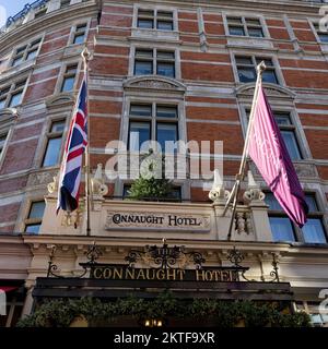 LONDRA, REGNO UNITO - 16 NOVEMBRE 2022: Facciata e cartello sul Connaught Hotel a Carlos Place, Mayfair Foto Stock