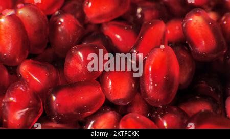 Sfondo di melograno. Macro di pelati semi maturi Foto Stock