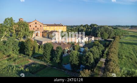 Veduta aerea dell'Abbazia di Morimondo. Morimondo, Provincia di Milano, Italia Foto Stock