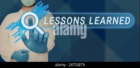 Didascalia di testo che presenta le lezioni apprese, il significato di concetto promuove la condivisione e l'uso delle conoscenze derivate dall'esperienza Foto Stock