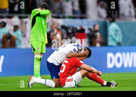 DOHA, QATAR - 29 NOVEMBRE: Sorba Thomas of Wales, Jude Bellingham d'Inghilterra ed Ethan Ampadu di Galles durante la partita del Gruppo B - Coppa del mondo FIFA Qatar 2022 tra Galles e Inghilterra allo stadio Ahmad Bin Ali il 29 novembre 2022 a Doha, Qatar (Foto di Pablo Morano/BSR Agency) Foto Stock