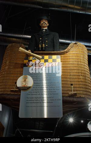 Un modello di Thaddeus S. C. Lowe nidificato nel suo pallone a gas nella Garb della Guerra civile pende dal soffitto del Museo dell'Aviazione del New Hampshire. Londonderry Foto Stock