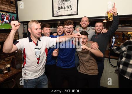 I fan inglesi festeggiano al Cross Keys Hotel di Llanymynech, dopo una proiezione della partita di Coppa del mondo FIFA di Gruppo B tra Inghilterra e Galles. Data immagine: Martedì 29 novembre 2022. Foto Stock