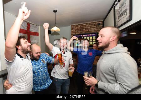 I fan inglesi festeggiano al Cross Keys Hotel di Llanymynech, dopo una proiezione della partita di Coppa del mondo FIFA di Gruppo B tra Inghilterra e Galles. Data immagine: Martedì 29 novembre 2022. Foto Stock