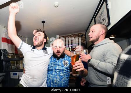 I fan inglesi festeggiano al Cross Keys Hotel di Llanymynech, dopo una proiezione della partita di Coppa del mondo FIFA di Gruppo B tra Inghilterra e Galles. Data immagine: Martedì 29 novembre 2022. Foto Stock