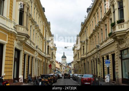 Cluj-Napoca, Romania - 17 settembre 2022: I palazzi dello Stato Cattolico Romano, in Piazza dell'Unione, nel centro di Cluj-Napoca. Foto Stock