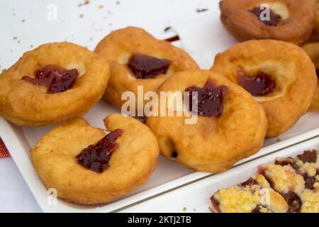 Ciambella fritta (paczki o sisky) sormontata di marmellata Foto Stock