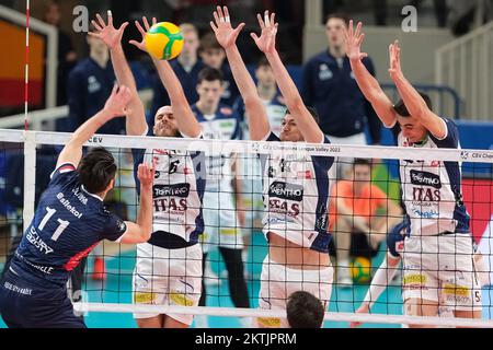 Trento , Italia. 29/11/2022, CEV Men Volley Champions League - Pool D - ITAS Trentino VS Grupo Azoty ZAKSA. 29th novembre 2022, BLM Group Arena, Trento, Italia. Foto Stock