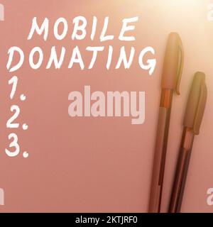 Scrittura a mano di testo Mobile Donating, vetrina aziendale per dare qualcosa a un'organizzazione benefica o a qualsiasi causa utilizzando dispositivi personali Foto Stock