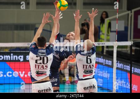 Trento , Italia. 29/11/2022, CEV Men Volley Champions League - Pool D - ITAS Trentino VS Grupo Azoty ZAKSA. 29th novembre 2022, BLM Group Arena, Trento, Italia. Foto Stock