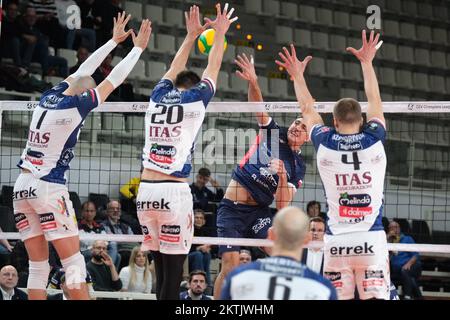 Trento , Italia. 29/11/2022, CEV Men Volley Champions League - Pool D - ITAS Trentino VS Grupo Azoty ZAKSA. 29th novembre 2022, BLM Group Arena, Trento, Italia. Foto Stock