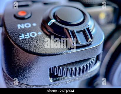 Primo piano della leva dell'otturatore della fotocamera, dei pulsanti di selezione della sensibilità iso, del menu rapido e della modalità di registrazione video Foto Stock