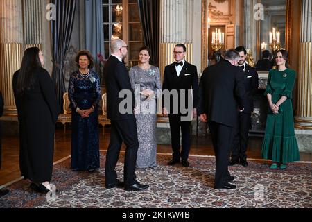 La famiglia reale svedese accoglie i membri del Parlamento svedese durante una cena al Palazzo reale di Stoccolma, in Svezia, il 29 novembre 2022. Pho Foto Stock