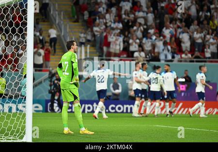 Al Rayyan, Qatar. 29th Nov 2022. Danny Ward, portiere del Galles, reagisce durante la partita di Gruppo B tra Galles e Inghilterra alla Coppa del mondo FIFA 2022 allo stadio Ahmad Bin Ali di al Rayyan, Qatar, 29 novembre 2022. Credit: Xiao Yijiu/Xinhua/Alamy Live News Foto Stock