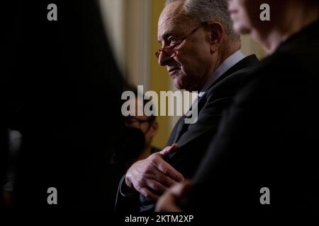 Washington, DC, 29 novembre 2022. Chuck Schumer (democratico di New York), leader della maggioranza del Senato degli Stati Uniti, partecipa alla conferenza stampa del pranzo politico del Senato democratico al Campidoglio degli Stati Uniti a Washington, DC, martedì 29 novembre 2022. Credito: Rod Lamkey/CNP /MediaPunch Foto Stock