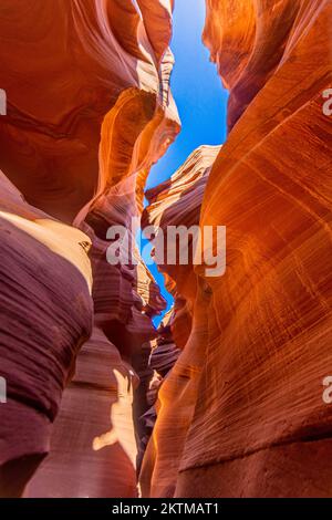 Vista sulle spettacolari pareti di arenaria del Lower Antelope Canyon Foto Stock