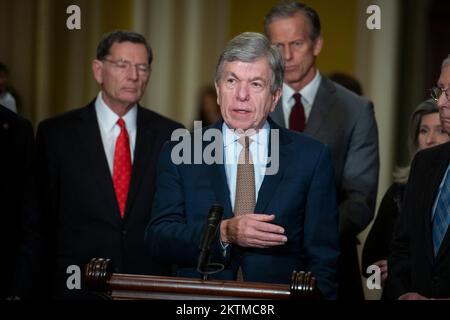 Washington, DC, 29 novembre 2022. Il senatore degli Stati Uniti Roy Blunt (repubblicano del Missouri) offre le sue osservazioni durante la conferenza stampa del pranzo politico del senato repubblicano, al Campidoglio degli Stati Uniti a Washington, DC, martedì 29 novembre 2022. Credito: Rod Lamkey/CNP /MediaPunch Foto Stock