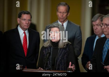 Washington, DC, 29 novembre 2022. Il senatore degli Stati Uniti Joni Ernst (repubblicano dell'Iowa) offre le sue osservazioni durante la conferenza stampa del pranzo politico del senato repubblicano, al Campidoglio degli Stati Uniti a Washington, DC, martedì 29 novembre 2022. Credito: Rod Lamkey/CNP /MediaPunch Foto Stock