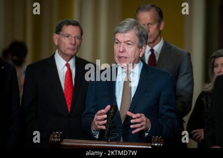 Washington, DC, 29 novembre 2022. Il senatore degli Stati Uniti Roy Blunt (repubblicano del Missouri) offre le sue osservazioni durante la conferenza stampa del pranzo politico del senato repubblicano, al Campidoglio degli Stati Uniti a Washington, DC, martedì 29 novembre 2022. Credito: Rod Lamkey/CNP /MediaPunch Foto Stock