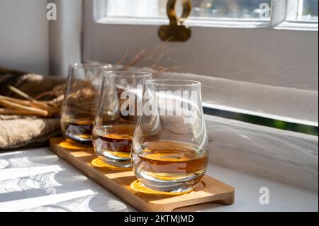 Volo di singolo malto e whisky misto scotch servito su una vecchia davanzale in legno nella Scottisch House a Edimburgo, Scozia, Regno Unito, dram di whisky Foto Stock