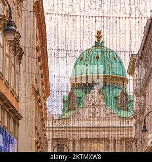 Paesaggio urbano festoso - vista della St. L'ala dell'Hofburg di Michele durante i giorni di Natale nella città di Vienna, Austria Foto Stock