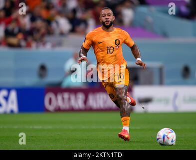 Al Khor, Qatar. 29th Nov 2022. Calcio: Coppa del mondo, Paesi Bassi - Qatar, turno preliminare, Gruppo A, Giornata 3, Al-Bayt Stadium, Paesi Bassi Memphis Depay gioca la palla. Credit: Robert Michael/dpa/Alamy Live News Foto Stock