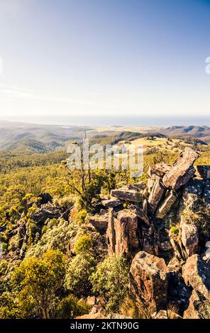 Paesaggio montano panoramico dell'Australia con massi e vedute della costa orientale girate al South Sister Lookout, St. Marys, Tasmania, Australia Foto Stock