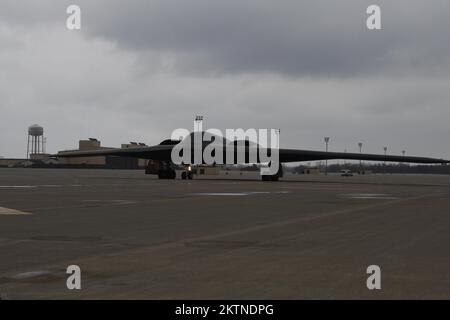 Un bombardiere segreto B-2 Spirit prende un taxi lungo la linea di volo fino alla pista per decollare alla base dell'aeronautica militare Whiteman, Missouri, 15 novembre 2022. Il primo B-2, Spirit of Missouri, fu consegnato il 17 dicembre 1993 alla base dell'aeronautica Whiteman, l'unica base operativa per l'aeromobile. (STATI UNITI Foto Air Force di Airman 1st Class) Foto Stock