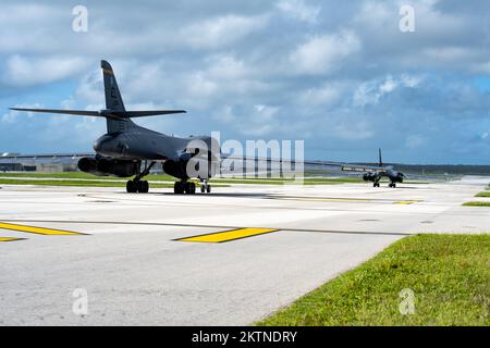 Due Stati Uniti Air Force B-1B Lancers assegnato al 37th Expeditionary Bomb Squadron, Ellsworth Air Force base, South Dakota, taxi per la pista prima di un Bomber Task Force decollo a Andersen AFB, Guam, 17 novembre 2022. Le missioni BTF dimostrano letalità e interoperabilità a sostegno di un indo-Pacifico libero e aperto. (STATI UNITI Air Force foto di staff Sgt. Hannah Malone) Foto Stock