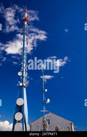 Torri di comunicazione per telefoni cellulari contro il cielo blu con nuvole bianche di cumulus, Monte Srd, Dubrovnik, regione della Dalmazia, Croazia. Foto Stock