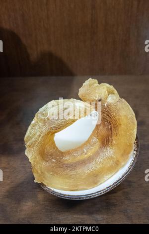 Maw di pesce di qualità superiore creduto per essere ricco in collagene e ingrediente pregiato nella cucina cinese Foto Stock