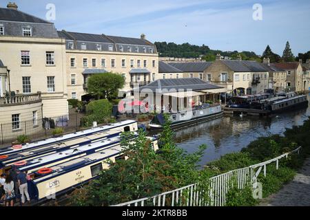 Barche a remi di Bath sul canale di Bath Inghilterra Foto Stock