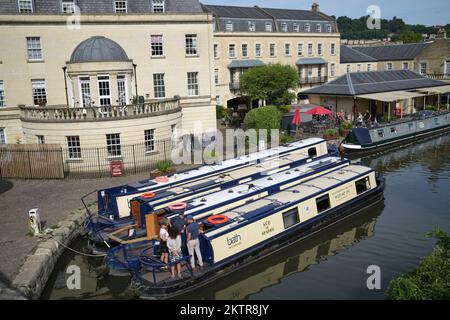Barche a remi di Bath sul canale di Bath Inghilterra Foto Stock