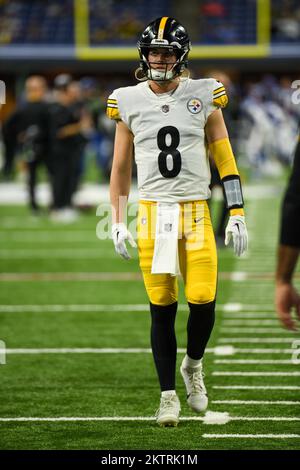 Indianapolis, Indiana, Stati Uniti. 28th Nov 2022. 28th novembre 2022 Pittsburgh Steelers quarto di ritorno Kenny Pickett (8) durante Pittsburgh Steelers vs Indianapolis Colts a Indianapolis, IN. Jake Mysliwczyk/BMR (Credit Image: © Jake Mysliwczyk/BMR via ZUMA Press Wire) Foto Stock