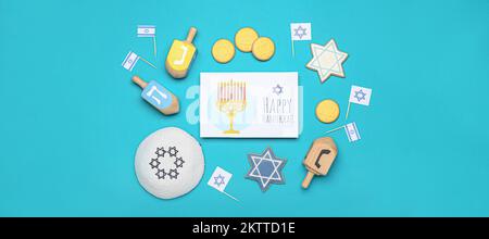 Diversi simboli di Hanukkah e biglietto d'auguri su sfondo blu Foto Stock