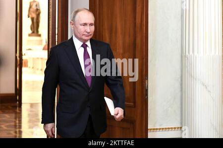 Mosca, Russia. 28th Nov 2022. Il presidente russo Vladimir Putin arriva per un incontro bilaterale faccia a faccia con il presidente del Kazakistan Kassym-Jomart Tokayev al Cremlino, il 28 novembre 2022 a Mosca, Russia. Credit: Mikhail Klimentyev/Kremlin Pool/Alamy Live News Foto Stock